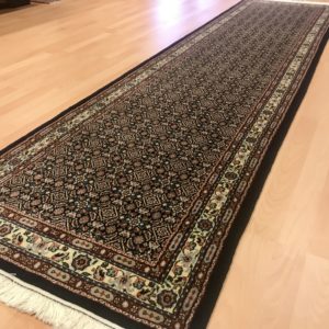 10157 Moud Sherkat m/silke 294 x 76 Kr. 13.800,-