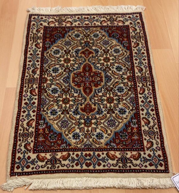 Persisk moud tæppe i lyse farver