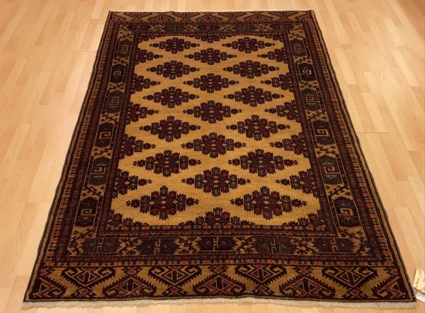 turkmensk tæppe i brune farver