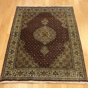 70201 Tæbriz m/silke 138 x 104 Kr. 7.900,-